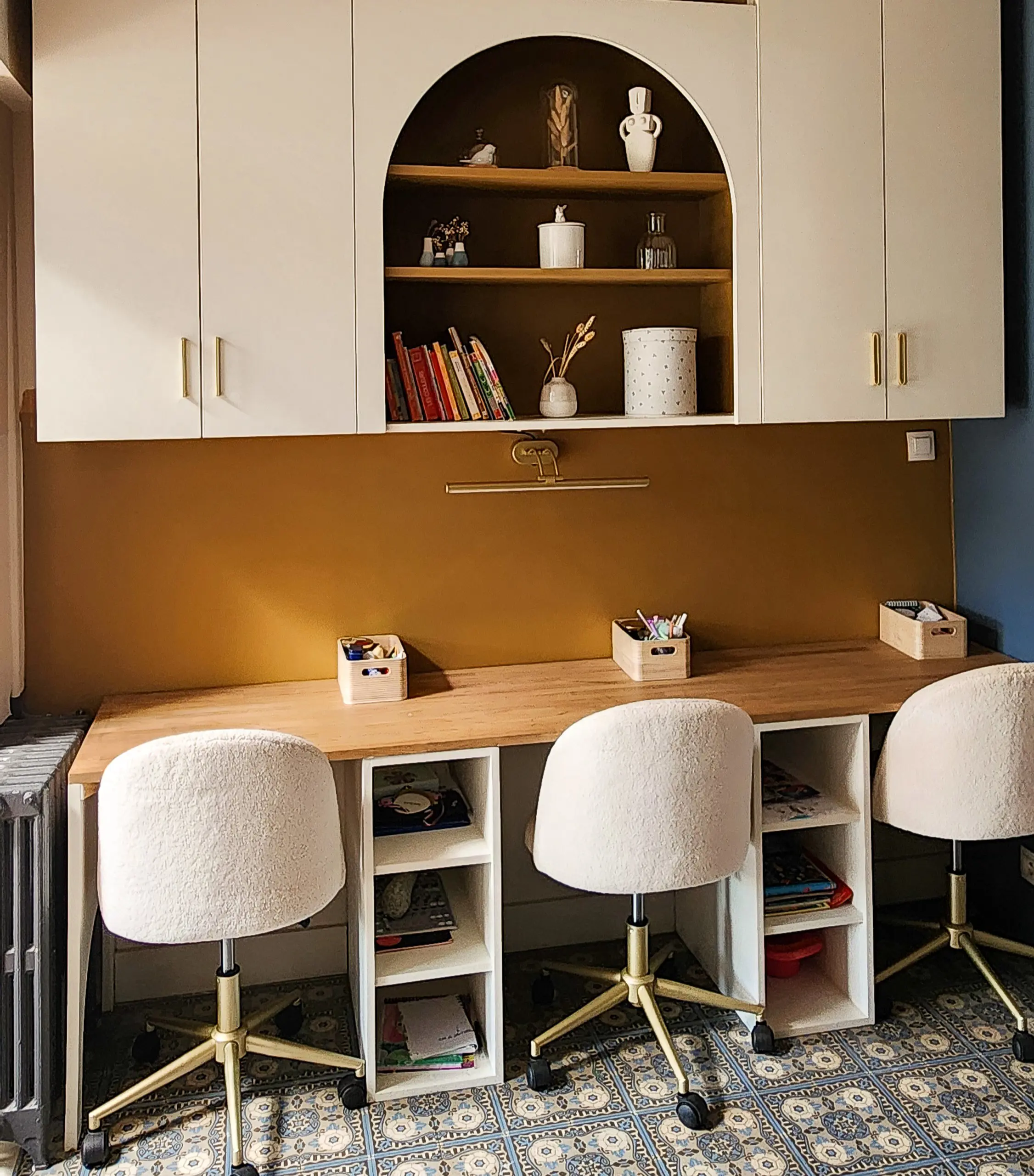 Réalisation d’un aménagement pour des enfants : meuble de rangement et un bureau en chêne massif