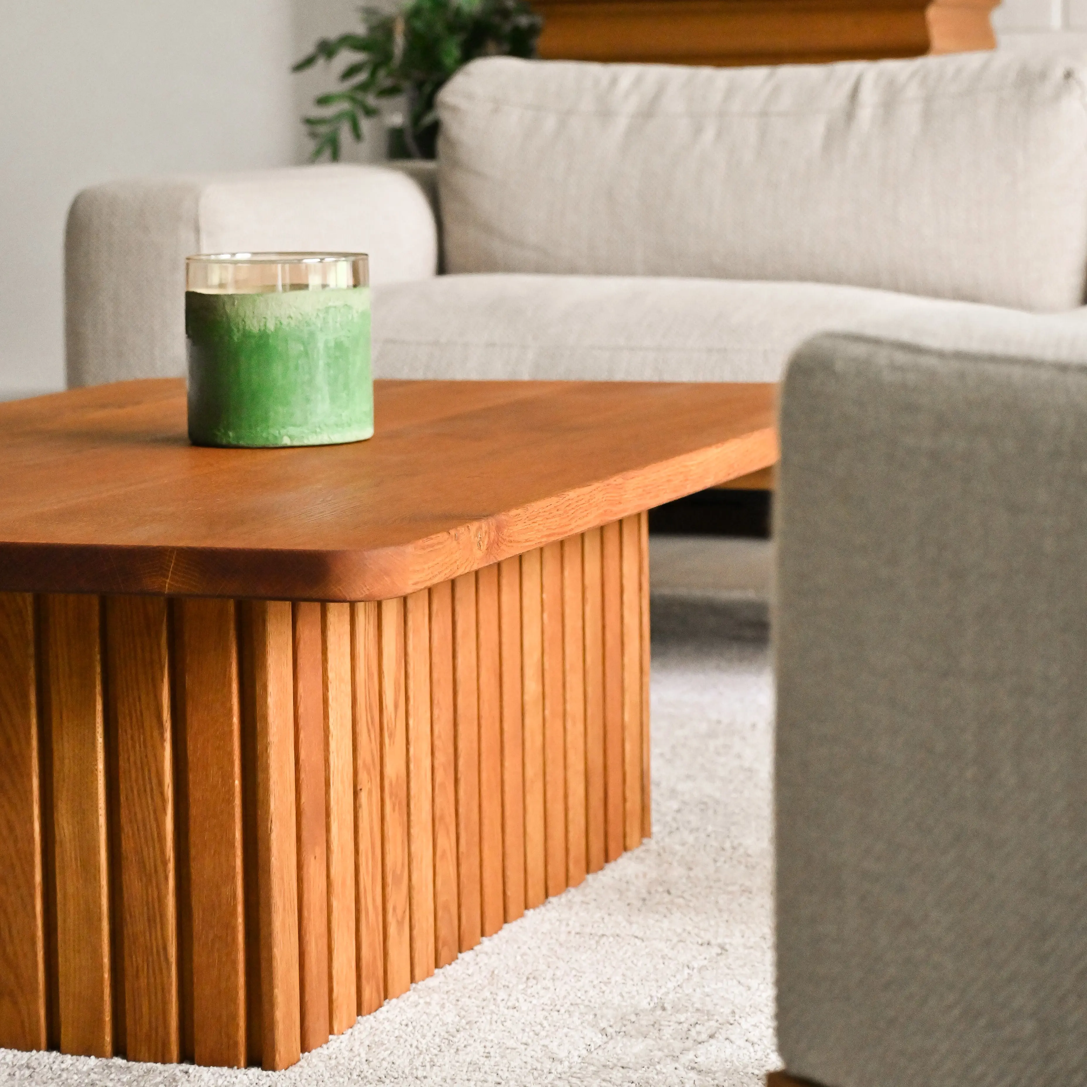 Détail d'une table sur mesure aménagement intérieur moderne vert et gris