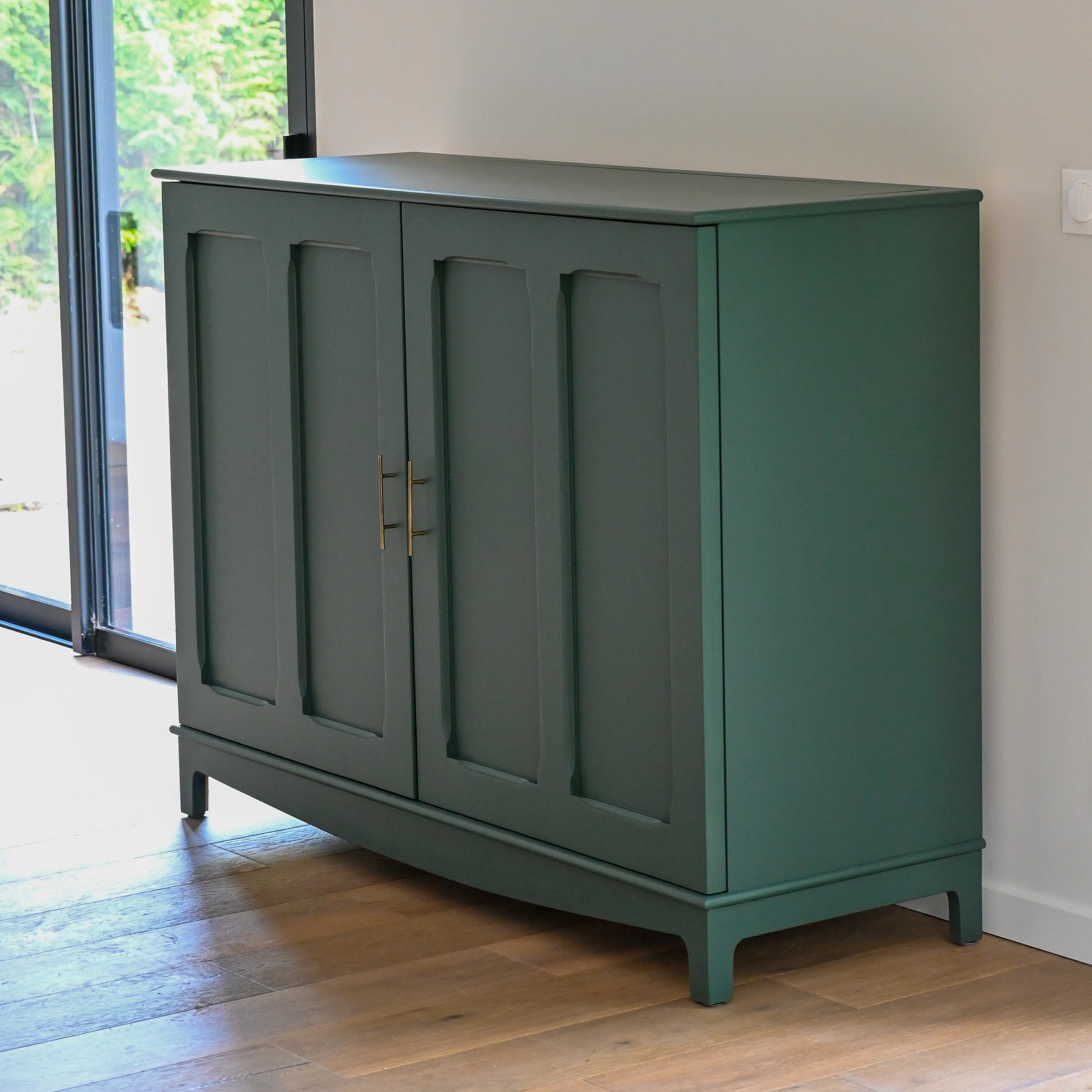 Meuble commode en médium avec bras escamotable pour cacher la télévision.
