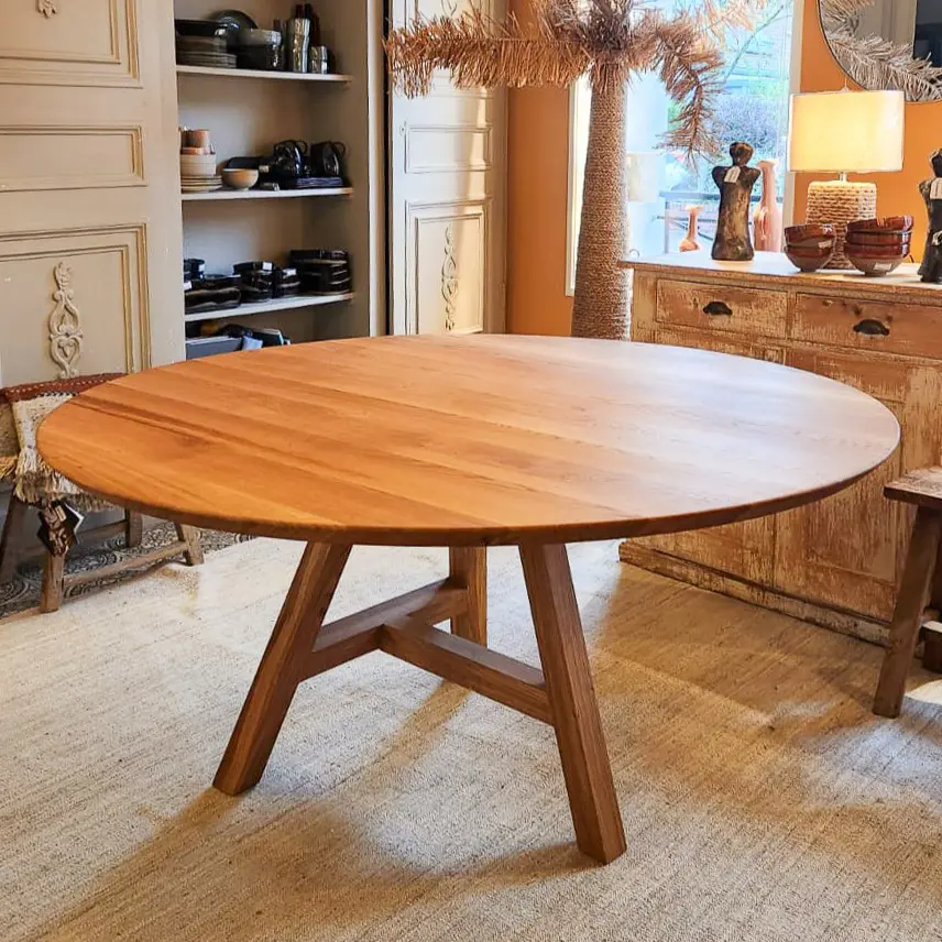 Table ronde tripieds, installée dans une demeure de famille à Bondues